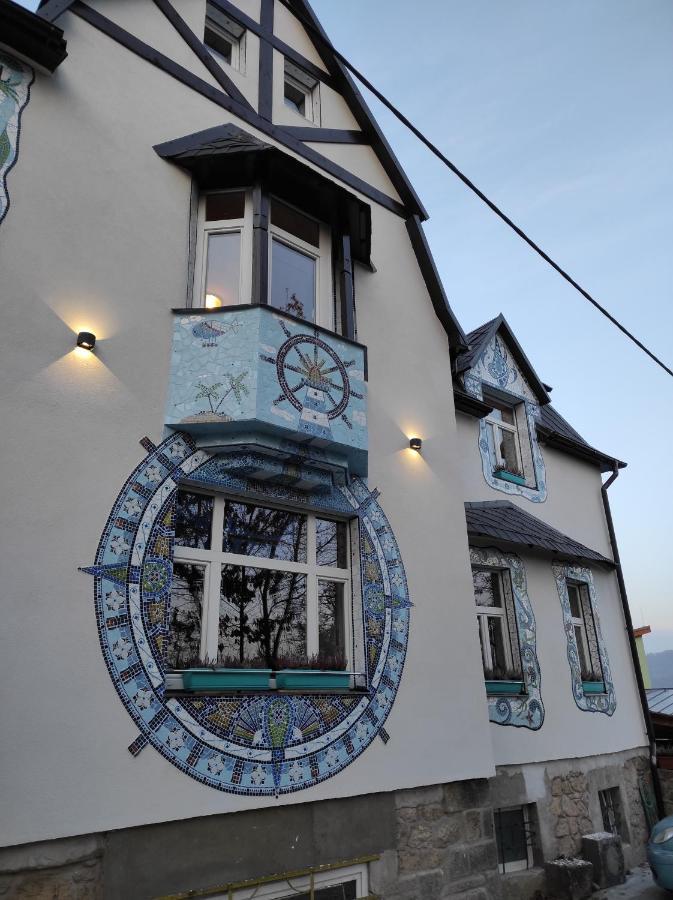 Vila v mozaikovém španělském stylu v Děčíně Esterno foto