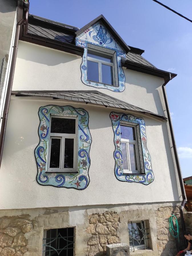 Vila v mozaikovém španělském stylu v Děčíně Esterno foto