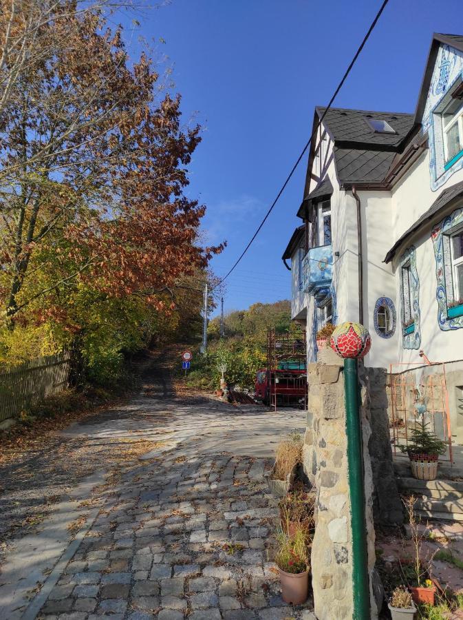 Vila v mozaikovém španělském stylu v Děčíně Esterno foto