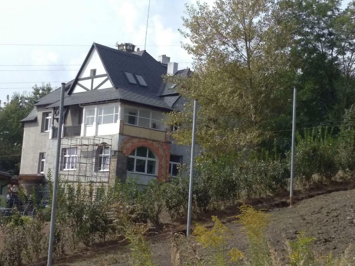 Vila v mozaikovém španělském stylu v Děčíně Esterno foto